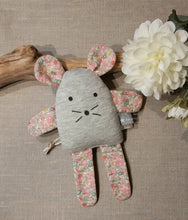 Charger l'image dans la galerie, Doudou souris Liberty Betsy Ann rose