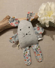 Charger l'image dans la galerie, Doudou souris Liberty Betsy porcelaine